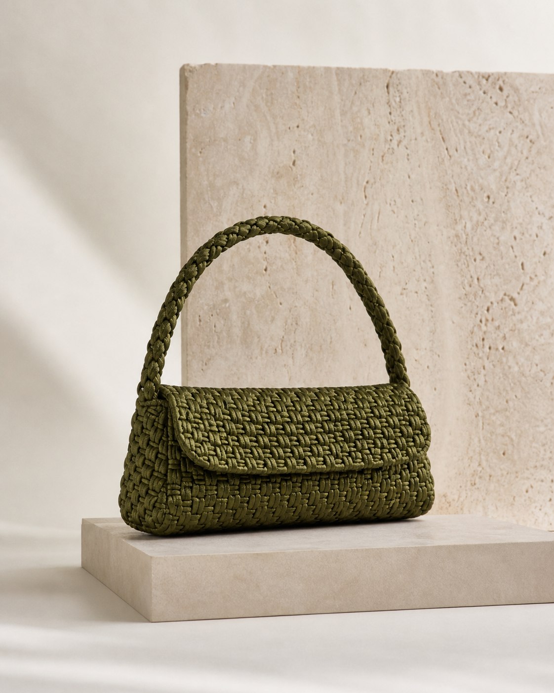 Bolsa baguette Via verde oliva em cenário de travertino